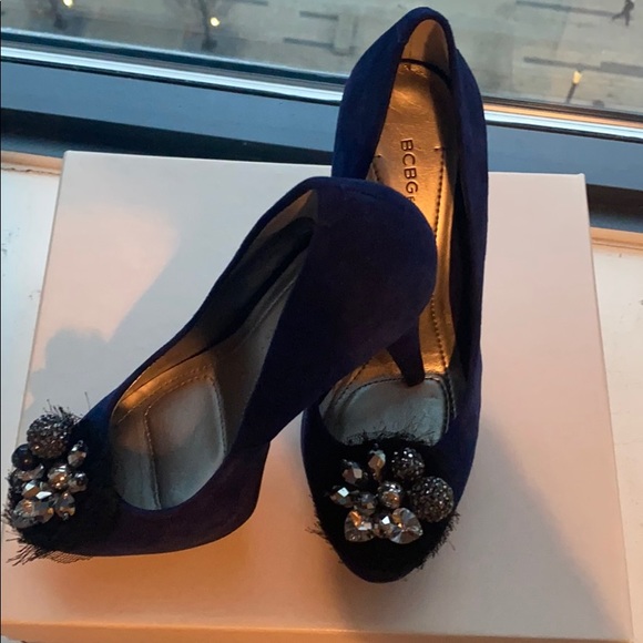 BCBGeberation- Dark Navy Heels - size 6 - Picture 4 of 9